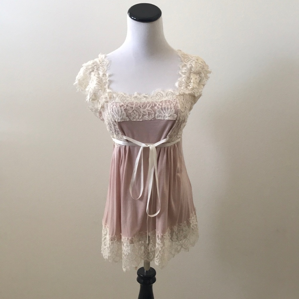 Feminine lace top with ribbon